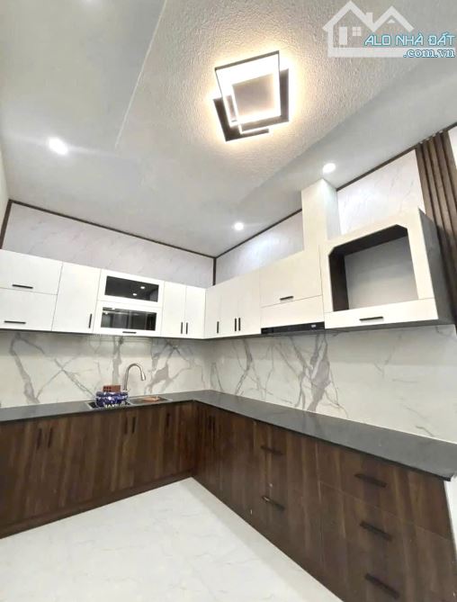 NHÀ PHỐ ĐẸP P2 - DT 57m2 - SRXD , CÓ SÂN ĐẬU XE . GIÁ TỐT 4 TỶ7 - 2