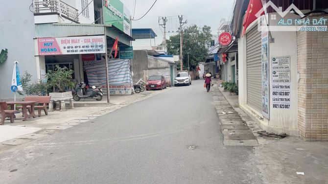 Mặt đường trải nhựa.gần đường máng nước tại thủy đường thủy nguyên - 2