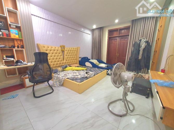 Bán nhà Phố Nguyễn Lương Bằng. Đống đa. Diện tích 50m 7 tầng mặt tiền 5m. Giá 15 tỷ - 2
