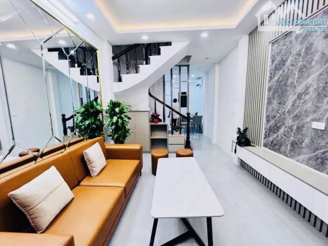 Bán nhà 89 Lạc Long Quân - 4 tầng x 35m2 - cách oto 10m - Nhỉnh 7 tỷ - 2