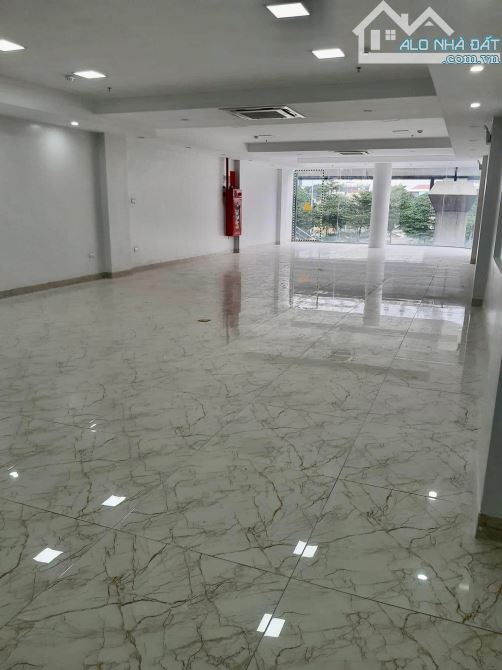 BÁN TOÀ VĂN PHÒNG MẶT PHỐ HOÀNG CẦU 210m2 - 11T THANG MÁY - MT 6.5m - 150 TỶ - 2 HẦM - KD - 2