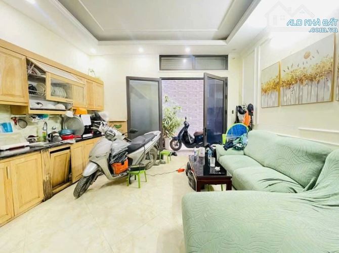 BÁN NHÀ ĐỊNH CÔNG - NHÀ ĐẸP Ở NGAY - GẦN PHỐ - NGÕ NÔNG RỘNG - 3