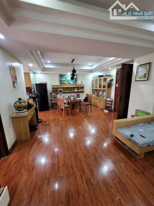 Bán chung cư KĐT Việt Hưng - 103m2 - 3 PN- Giá 4,8 tỷ - 3