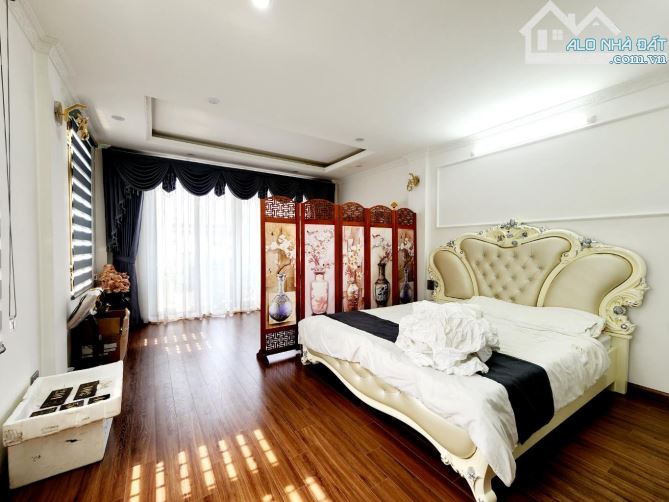 BÁN TÒA NHÀ VĂN PHÒNG LÔ GÓC 3 MẶT THOÁNG 200 M2-9 T - MT 15 M-150 TỶ CẦU GIẤY - 3