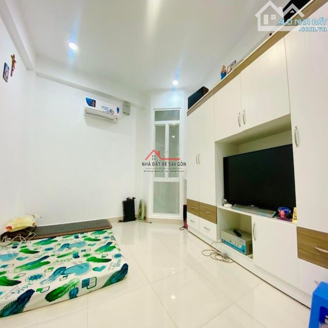 BÁN NHÀ GẦN CHỢ PHẠM VĂN HAI - 60M² - NGANG ĐẸP 5.2M - 4 TẦNG - NỞ HẬU - NHỈNH 9.X TỶ - 3
