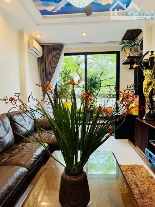 Khu vực hiếm Mặt phố Nguyên Hồng, vỉa hè rộng, kinh doanh, ô tô tránh, dt47m,5tầng, mt5,8m - 3