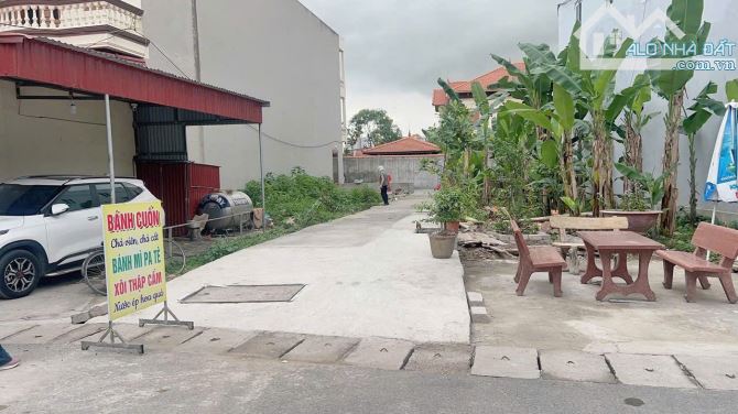 Mặt đường trải nhựa.gần đường máng nước tại thủy đường thủy nguyên - 3