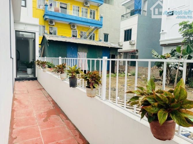 Bán nhà Giang Biên - ô tô đỗ cổng - mới đẹp long lanh - 5 tầng -30m - 5.5 tỷ - 3