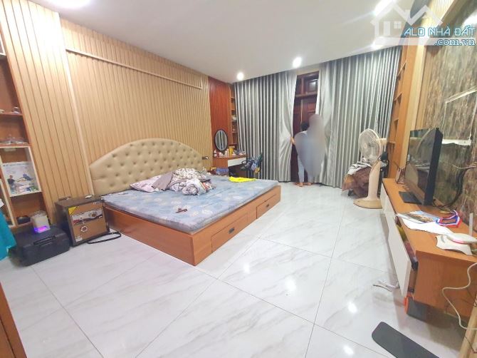 Bán nhà Phố Nguyễn Lương Bằng. Đống đa. Diện tích 50m 7 tầng mặt tiền 5m. Giá 15 tỷ - 3