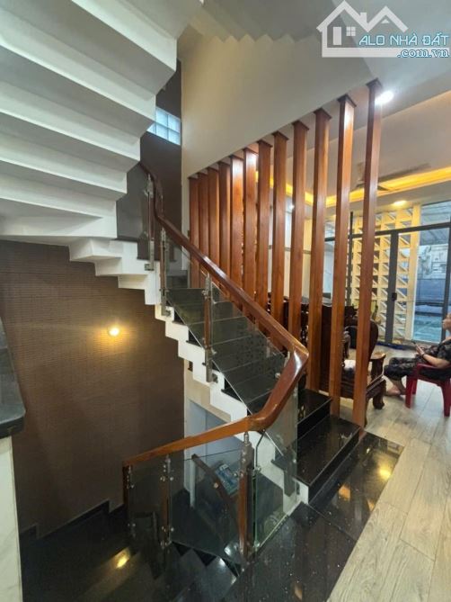 Bán Nhà  Mặt Tiền .Nguyễn Văn Quá . Q12 . 6 Lầu. 4 x 20 . Nhỉnh hơn 11 Tỷ - 4