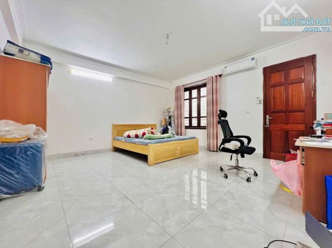Cho thuê căn hộ Tập thể tầng 3 Phố Kim Liên, 73m2, 2 ngủ, ở hộ GĐ, 10 Triệu - 4