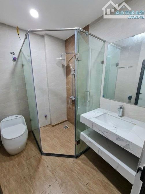 - Bán nhà đường Trung Kính, sát phố, nội thất xịn sò, 39m2, 8.8 tỷ. - 4