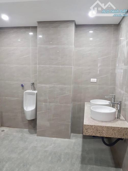 BÁN TOÀ VĂN PHÒNG MẶT PHỐ HOÀNG CẦU 210m2 - 11T THANG MÁY - MT 6.5m - 150 TỶ - 2 HẦM - KD - 6