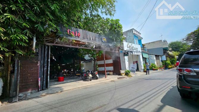 Bán gấp nhà và đất 427m2 mặt tiền đường nhánh Lê Văn Khương Hiệp Thành, giá 23.7 tỷ TL