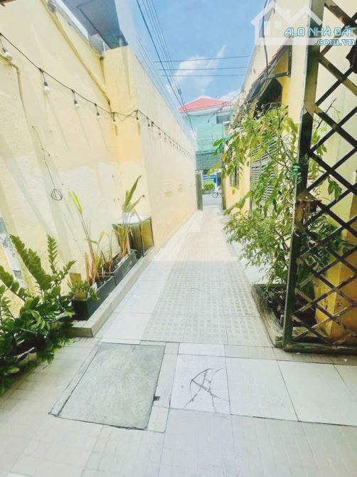 Nhà mặt tiền vỉa hè rộng - diện tích lớn 226m2, ngang nở hậu hơn 9m - khu vip chợ Gò Vấp