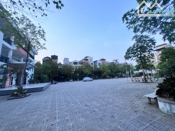 SIÊU ĐẸP - BÁN NHÀ PHÂN LÔ GIANG BIÊN - Ô TÔ TRÁNH - VIEW VƯỜN HOA - Ở NGAY - SỔ VUÔNG