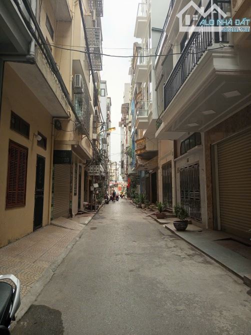 Cực hiếm, nhà phân lô, ô tô đậu cửa, 6T cao thoáng, phố Trần Quốc Hoàn, Cầu Giấy, giá nhô