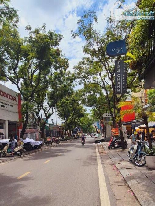 225m2 mặt phố - 3 tầng - mặt tiền 8,1m - Vỉa hè - Kinh doanh đỉnh cao