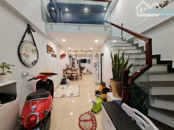 Bán nhà Phố Cổ Linh Long Biên, DT: 34m2, thiết kế đẹp, công năng sạch, giá chào 5 tỷ 800.
