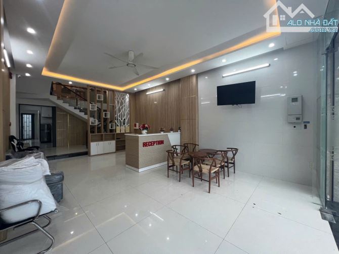 Bán tòa căn hộ 5 tầng, 9 phòng, dòng tiền 45 triệu/tháng, đường 15m Trường Sa. DT 100m2