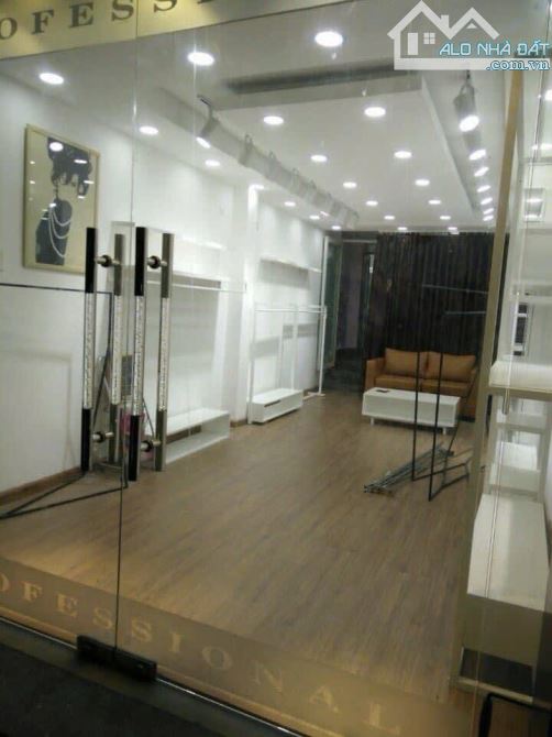 Bán nhà mặt tiền Nguyễn Hoàng