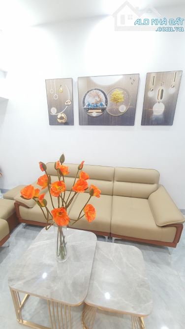 Bán nhà đẹp đầu ngõ 243 Tam Trinh, 4 tầng, 35m2, gần phố, sổ nở hậu, giá 7.6 tỷ!