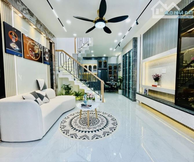 Mua ngay căn nhà 2 tầng ngay nhà Nguyễn Thiện Thuật, Quận 3. Giá: 4 Tỷ 220 / 52.9m2. SHR