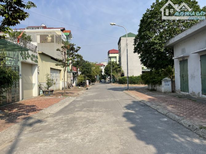 Bán gấp lô góc hai mặt tiền, DT 150m2 tại khu 31ha, TT Trâu Quỳ, giá cực tốt, vị trí đẹp.
