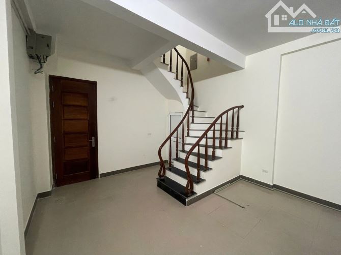 Cho thuê nhà nguyên căn ngõ 68 Cầu Giấy 35m x 5T, 4PKK giá 16 triệu, có ban công