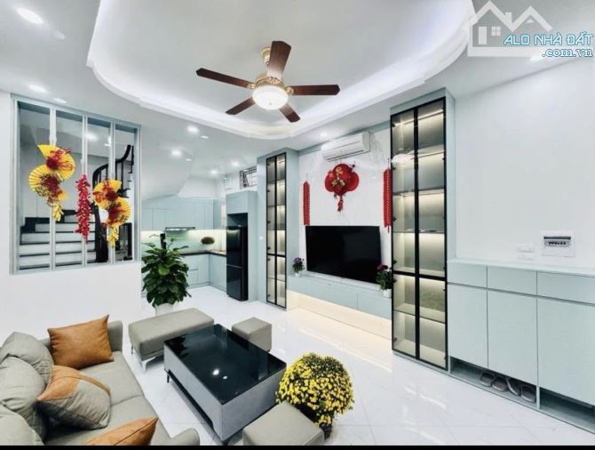 Nhà Đẹp Phố Trạm – 3 Bước Ra Chợ – 5 Tầng – Ngõ Nông – 40m² – Full Nội Thất – 7.45 Tỷ