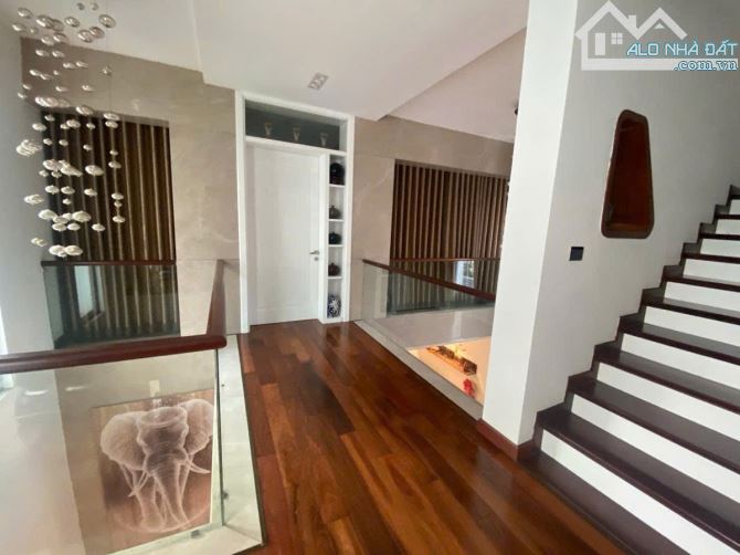 BÁN BIỆT THỰ VƯỜN ĐÀO- Q. TÂY HỒ- 368m2, 3 TẦNG, MẶT TIỀN 21m
