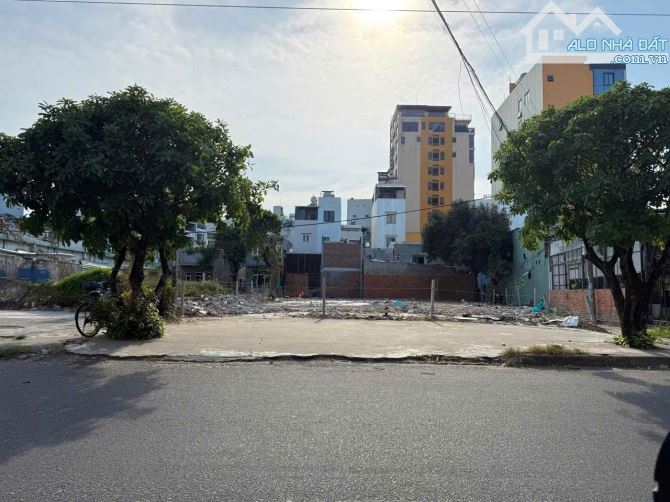 Đất MT_Chính Hữu ,Sơn Trà  cạnh Dương Đình Nghệ,S=645m2 ngang 14m —- G I Á : 66 Tỷ