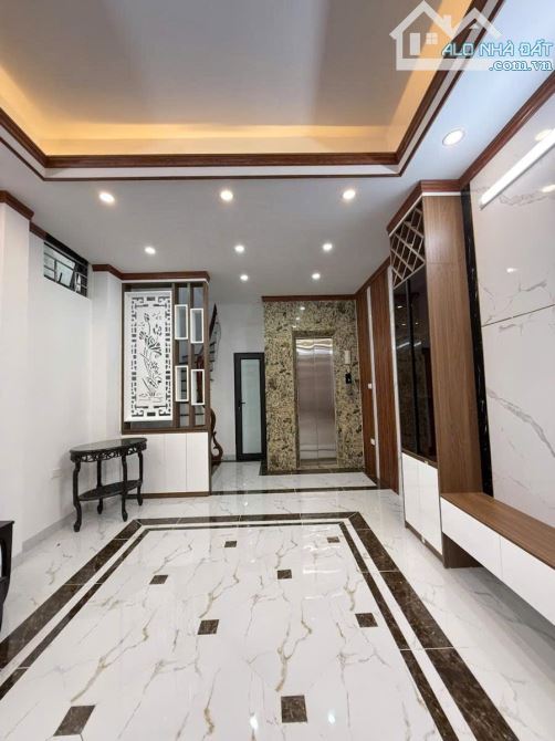Bán nhà Đội Cấn, gần phố, lô góc, thang máy: 41m2, 5T, MT 4m