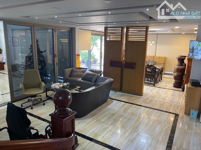Bán căn Biệt Thự 3 Lầu ST, 590m2 mới đẹp, đối diện Landmark 81 Giá 150 Tỷ TL