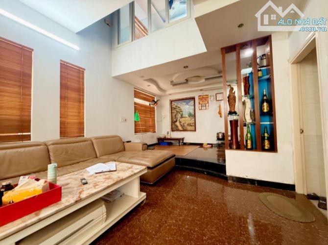 Bán nhà 3 tầng kiệt ôtô Tiểu La,54m2, 5tỷ500tr, trung tâm Hải Châu, Đà Nẵng-Vị trí đắc địa