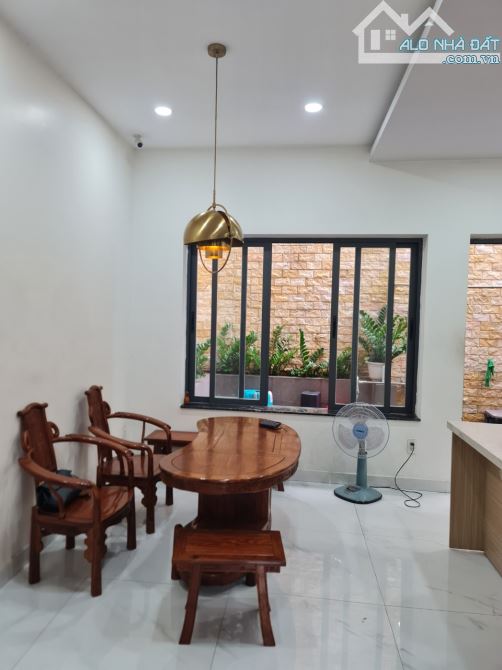 Bán biệt thự mặt tiền Phạm Nhữ Tăng Phường 4 Quận 8 TP.HCM. Nhà vuông vức, thiết kế thông