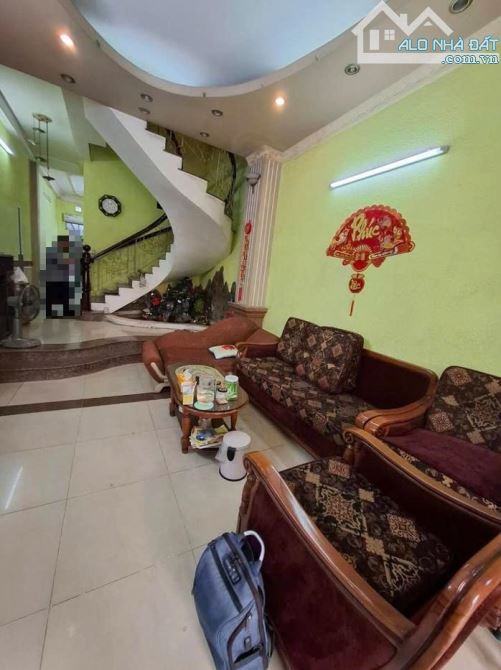 Bán nhà mặt tiền đường Võ Liêm Sơn Phường 4 Quận 8. Nhà vuông vức, gần công viên
