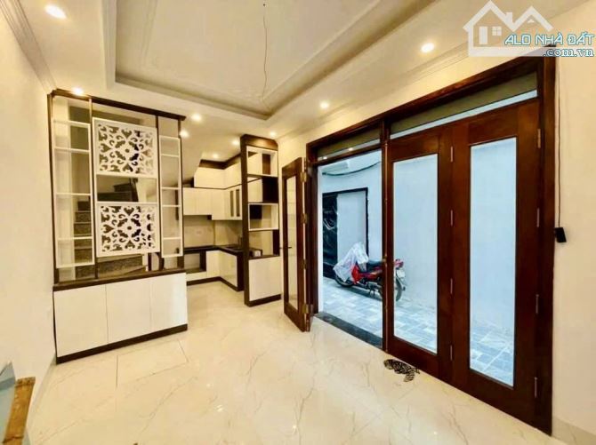 Siêu Phẩm Nhà Đẹp Tại Nguyễn Văn Cừ 5 Tầng Mặt Tiền Hoa Hậu Không Gian Rộng | 6,4 Tỷ