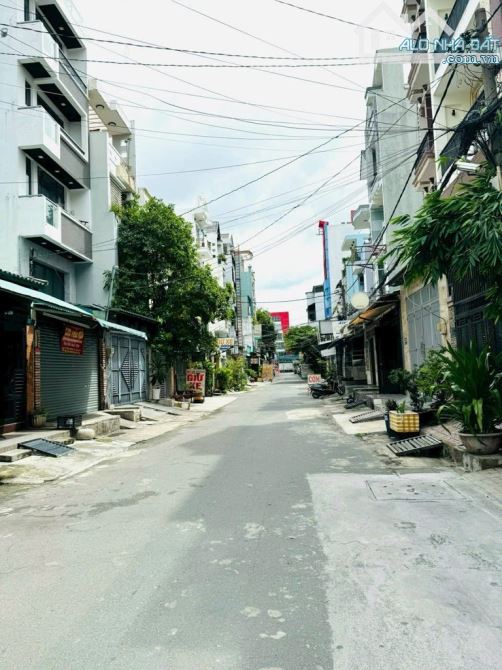 Hẻm 10m thông, 4 tầng, 4,5m x 17m, kinh doanh tốt, ngay chợ Hạnh Thông Tây, Quang Trung