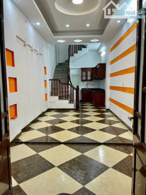 Bán gấp nhà HXH Lạc Long Quân – 2 tầng – Giá tốt khu vực