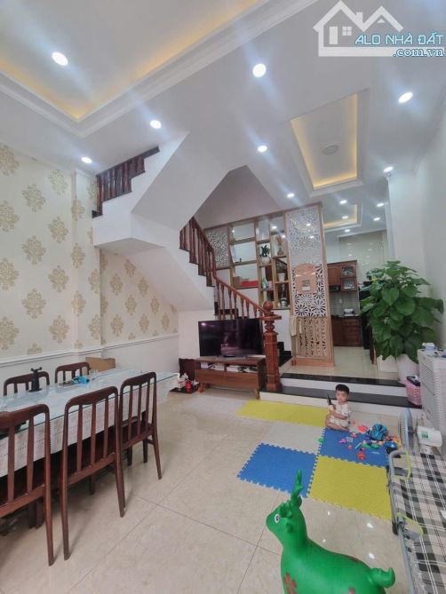 Q7 kế bên cầu Kênh Tẻ Nguyễn Hữu Thọ, nhà 3 tầng đúc, 60m2, chỉ 6 tỷ