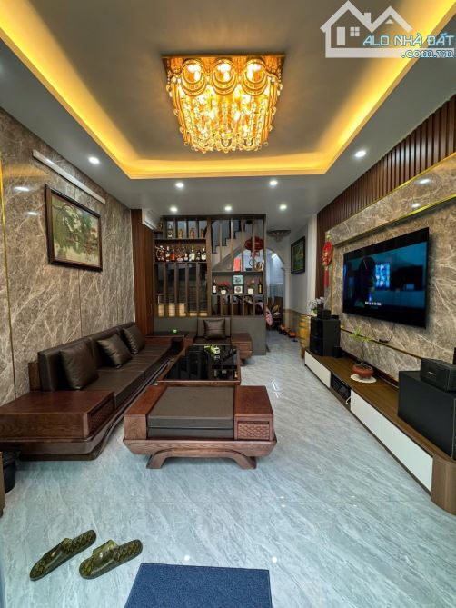 - Bán nhà đường Trần Cung, sát phố, nội thất xịn sò, 52m2, 9.1 tỷ.