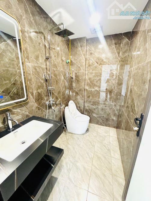 BÁN NHÀ TRẦN KHÁT CHÂN, SÂN CỔNG ĐỂ XE, 5 TẦNG DÂN XÂY, 65M2 GIÁ CHỈ 9,9 TỶ