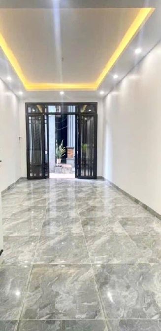 - Bán nhà đường Trần Cung, sát phố, nội thất xịn sò, 42m2, 9.85 tỷ.