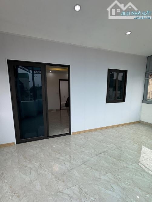 Bán nhà khu vực Trần Đại Nghĩa, DT 45m x 5 tầng, mặt tiền 5.6m, gara ô tô, 11.9 tỷ đồng