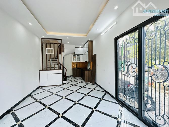 Bán Nhà Trương Định 30M x 5T Giá 5,5 Tỷ. Lô góc, gần phố, 20m ra ô tô