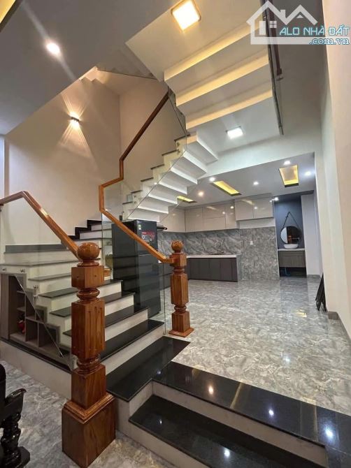 Bán nhà 2,5 tầng Mê lệch đường 10,5m Nguyễn Hữu Dật gần 30/4