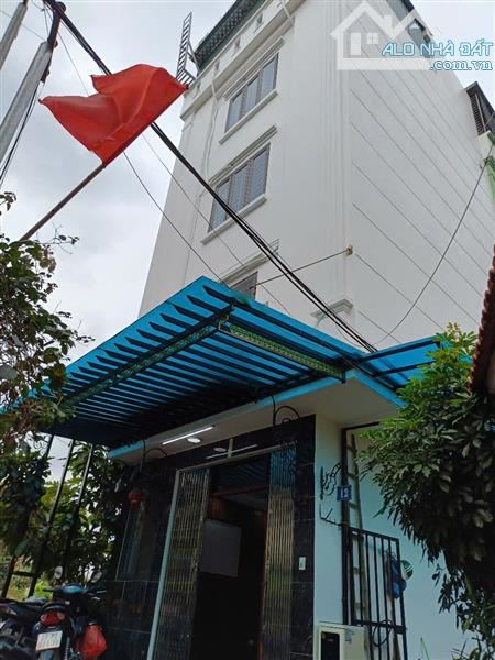 Vị trí đẹp gần phố lô góc hai mặt thoáng, xung quanh tiện ích bạt ngàn như chợ, siêu thị,