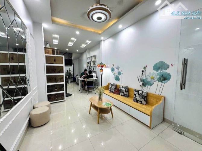 - Bán nhà đường Trần Cung, lô góc, sát phố, nội thất xịn sò, 37m2, 7.7 tỷ.
