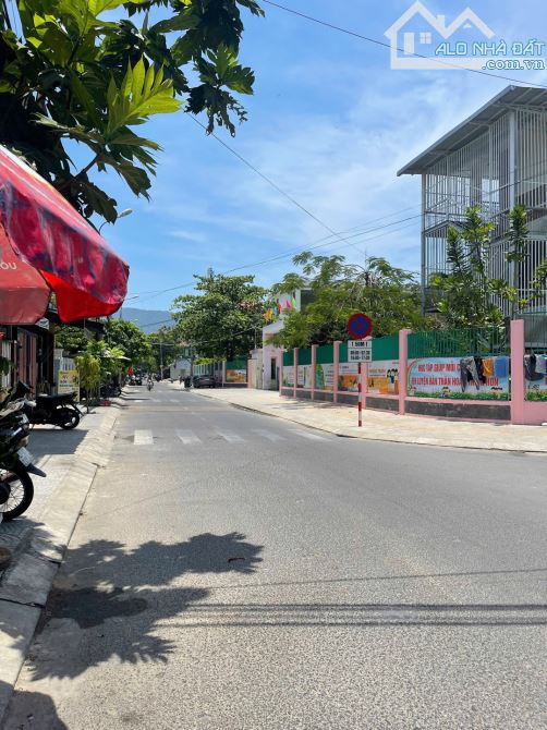 Biệt thự 3 tầng lô góc 2 mặt đường Vũ Tôn Phan - 158m2 ngang 8,7m - dt 60tr tháng